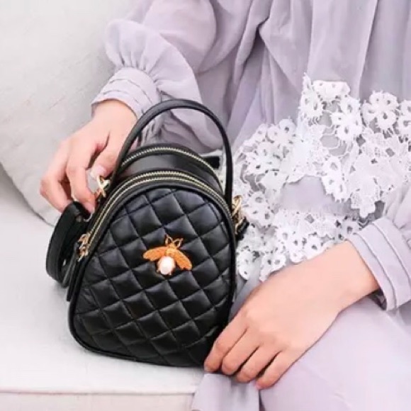 Just In! 🆕 FLORENCE Cicada Quilted Crossbody - Picture 2 of 8